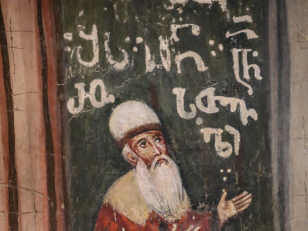 შოთა რუსთაველი (ფრაგმენტი), აღდგენილი ფრესკა <br>
სამხრეთ-დასავლეთის ბურჯი, XVI საუკუნე <br>
ქეთევან ასათიანის ფოტო, 2026 წელი. <br>
Shota Rustaveli (fragment), restored fresco <br>
Southwest tower, 16th century <br>
Photo by Ketevan Asatiani, 2026.