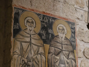 წმიდა ექვთიმე ქართველი და გიორგი ქართველი <br>
დასავლეთ კედლის სამხრეთი პილასტრი, XVII საუკუნე <br>
ქეთევან ასათიანის ფოტო, 2026 წელი. <br>
Saint Ekvtime the Georgian and Saint George the Georgian <br>
Southern pilaster of the west wall, 17th century <br>
Photo by Ketevan Asatiani, 2026.