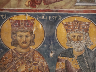 წმიდა მოსე და დავით წინასწარმეტყველები <br>
ჩრდილო-აღმოსავლეთის ბურჯის სამხრეთი წახნაგი, XIV საუკუნე. ქეთევან ასათიანის ფოტო, 2026 წელი. <br>
Saints Moses and David the Prophets <br>
South face of the northeast tower, 14th century. Photo by Ketevan Asatiani, 2026.