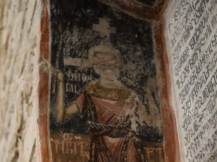 წმინდა ბერი, დასავლეთის კარიბჭე, XVII საუკუნე <br>
ქეთევან ასათიანის ფოტო, 2026 წელი. <br>
Holy Monk, western gate, 17th century <br>
Photo by Ketevan Asatiani, 2026.