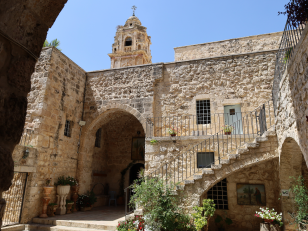 იერუსალიმის ჯვრის ქართველთა მონასტრის შიდა ეზო. <br>
ქეთევან ასათიანის ფოტო, 2026 წელი. <br>
Inner courtyard of the Georgian Monastery of the Cross in Jerusalem <br>
Photo by Ketevan Asatiani, 2026.