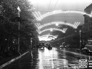 თბილისის ერთ-ერთი ქუჩა ღამით <br>
8 ივნისი, 1961 წელი <br>
შალვა გოქაძის ფოტოკოლექცია <br>

One of the streets of Tbilisi at night <br>
June 8, 1961 <br>
Shalva Gokadze photo collection <br>