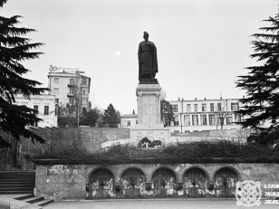 შოთა  რუსთაველის  ძეგლის  ხედი <br>
15 მარტი, 1967 წელი <br>
შალვა გოქაძის ფოტოკოლექცია <br>

View of the Shota Rustaveli monument <br>
March 15, 1967 <br>
Shalva Gokadze photo collection
