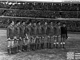 თბილისის „დინამოს“ შემადგენლობა:მარცხნიდან პირველი მიხეილ მესხი,მეორე-სლავა მეტრეველი,მესამე-ილია დათუნაშვილი,მეხუთე-ვლადიმერ ბარქაია,მეექვსე-სლავა  მეტრეველი,მეცხრე-გიორგი სიჭინავა,მეკარე-სერგო კოტრიკაძე. <br>
6 ნოემბერი, 1964 წელი <br>
შალვა გოქაძის ფოტოკოლექცია <br>
Lineup of "Dinamo" Tbilisi: first from the left Mikheil Meskhi, second - Slava Metreveli, third - Ilia Datunashvili, fifth - Vladimer Barkaia, sixth - Slava Metreveli, ninth - Giorgi Sichinava, goalkeeper - Sergo Kotrikadze. <br>


November 6, 1964 <br>


Shalva Gokadze photo collection