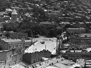 ძველი თბილისი, მეტეხის ხიდი <br>
16 ივლისი, 1963 წელი <br>
შალვა გოქაძის ფოტოკოლექცია <br>
Old Tbilisi, Metekhi Bridge <br>
July 16, 1963 <br>
Shalva Gokadze Photo Collection <br>