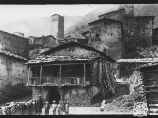 სოფელი ღები<br>
ვიტორიო სელას ფოტო<br>
1890 <br>
Village Ghebi<br>
Photo by Vittorio Sella