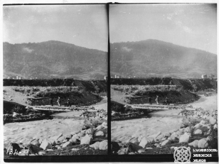 ხიდი სოფელ მულახში<br>
ვიტორიო სელას ფოტო<br>
1896 <br>
Bridge in Mulakh village<br>
Photo by Vittorio Sella