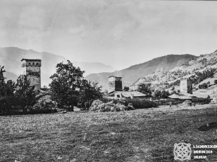 სოფელ ლატალი <br>
ვიტორიო სელას ფოტო<br>
1889 <br>
Village Latali<br>
Photo by Vittorio Sella
