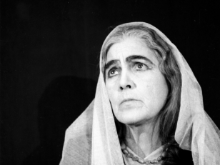 მსახიობი ცაცა (ეკატერინე) ამირეჯიბი თამარის როლში სპექტაკლიდან ''გიორგი სააკაძე''. თბილისი, 1954 წ. <br> Actress Tsatsa (Ekaterine) Amirejibi in the role of Tamar from the performance “Giorgi Saakadze”. Tbilisi, 1954.