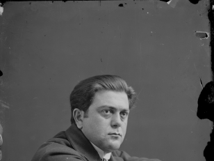 მსახიობი ალექსანდრე (სანდრო) ყალაბეგიშვილი (1883-1937). <br>
მინის ნეგატივი 12X16. <br>
Actor Aleksande (Sandro) Kalabegishvili (1883-1937). <br>
Glass negative 12X16. <br>
