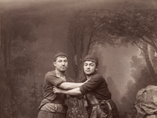 მოჭიდავეები<br>
თბილისი, 1890-იანი წლები <br>
ალექსანდრე როინაშვილის ფოტო <br>
Wrestlers<br>
1890s <br>
<br>Alexander Roinashvili's photo<br>