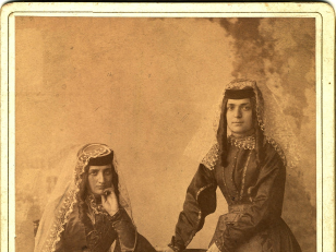 სოფიო ალექსანდრეს ასული თუმანიშვილი და ელისაბედ ჩოლოყაშვილი. <br>
ალექსანდრე ენგელის ფოტო. <br>
[1860-1880 წლები].