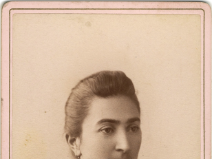 ელისაბედ დიმიტრის ასეული ვეზირიშვილი, ნიკოლოზ ბარათაშვილის დის, ბარბარეს ქალიშვილი. <br>
ალექსანდრე გერმანის ფოტო. <br>
თბილისი [1880-იანი წლები].
