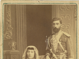 სოფიო მელიტონის ასული ბარათაშვილი (ნიკოლოზ ბარათაშვილის და) და მისი მეუღლე ვასილ სუმბათაშვილი. <br>
თბილისი, 1870-იანი წლები. <br>
მოსე ლევიტესის ფოტო.