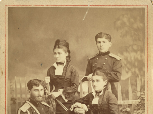ვლადიმერ, ივანე, მარიამ და ელენე ბებუთაშვილები. 
[1870-1880-იანი წლები]<br>
ფოტოსალონი „ORLAY DE KARWA“, თბილისი.