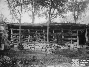 სკები დუშეთის მაზრაში<br>
კონსტანტინე ზანისის ფოტო  <br>
1900-იანი წლები  <br>
Beehives in Dusheti Uezd<br>
Photo by Konstantin Zanis
1900s
