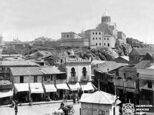 თბილისი, მეტეხის ციხე და ეკლესია თათრის მოედნიდან <br>
1890-იანი წლები <br>
ალექსანდრე როინაშვილის ფოტო <br>
 <br>
Tbilisi, Metekhi Castle and Church from Tatar Square<br>
1890s <br>
<br>Alexander Roinashvili's photo<br>