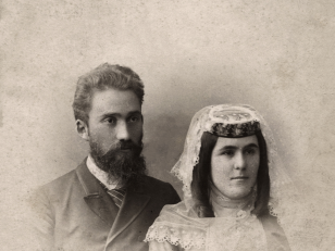 სოფელ დიღმის მღვდელი ივანე თომას ძე სონღულაშვილი (იროდიონ სონღულაშვილის ძმა) და მისი მეუღლე მ.თ. ყიფშიძე <br>
თბილისი, [1890-იანი წლები] <br>
ალექსანდრე როინაშვილის ფოტო 
<br>
Priest of Dighomi district Ivane Songhulashvili (brother of Irodion Songhulashvili) and his wife M.T. Kipshidze<br>
[1890s]
Alexander Roinashvili's photo