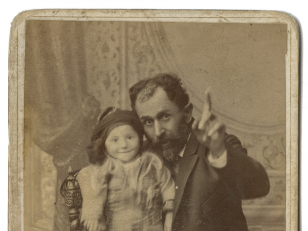 ალექსანდრე როინაშვილი ბავშთან ერთად. ავტოპორტრეტი <br>
თბილისი, 1880-იანი წლები <br>
<br>
Alexander Roinashvili with child. Self-portrait<br>
Tbilisi, 1880s