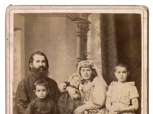 მღვდელი ილია მათიკაშვილი, მისი მეუღლე მაგდანა და შვილები: თამარი, იოსები და კირილე<br>
თბილისი, 1890-იანი წლები <br>
ალექსანდრე როინაშვილის ფოტო
 <br>
Priest Ilia Matikashvili, his wife Magdana and children: Tamar, Ioseb and Kirile <br>
1890s <br>
<br>Alexander Roinashvili's photo<br>