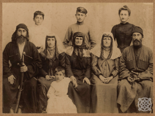 უცნობი ოჯახი<br>
ნიკოლოზ საღარაძის ფოტოკოლექცია <br>
ქუთაისი
[1880-1917]<br>
Unknown family <br>
Kutaisi
Nikoloz Sagharadze's photo collection