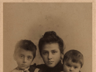 უცნობი ქალბატონი ბავშვებით<br>
ნიკოლოზ საღარაძის ფოტოკოლექცია <br>
ქუთაისი
[1880-1917]<br>
Unknown lady with kids<br>
Kutaisi
Nikoloz Sagharadze's photo collection