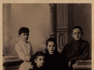 უცნობი მოზარდები<br>
ნიკოლოზ საღარაძის ფოტოკოლექცია <br>
ქუთაისი
[1880-1917]<br>
Unknown adolescents <br>
Kutaisi
Nikoloz Sagharadze's photo collection