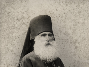 არქიმანდრიტი გიორგი ალადაშვილი <br>
თბილისი, 1890-იანი წლები <br> 
ალექსანდრე როინაშვილის ფოტო <br> 
Archimandrite Giorgi Aladashvili <br>
Tbilisi, 1890s. <br>
Alexander Roinshvili's photo