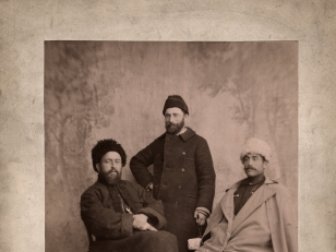 ევგენი ქობულაშვილი (ალექსი ჯამბაკურ-ორბელიანის შვილიშვილი და თეკლა ბატონიშვილის შვილთაშვილი), კომპოზიტორი გრიგოლ საყვარელიძე და პირველი ქართული ხალხური გუნდის დამაარსებელი სანდრო კავსაძე <br>
1890 წელი <br>
ალექსანდრე როინაშვილის ფოტო <br>
Evgeni Kobulashvili (grandson of Aleksi Jambakur-Orbeliani and great-grandson of Tekla Batonishvili), composer Grigol Sakvarelidze and founder of the first Georgian folk choir Sandro Kavsadze <br>
1890 <br>
<br>Alexander Roinashvili's photo<br>
