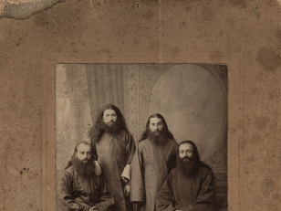 ძმები კარბელაშვილები - ქართული გალობისა და სიმღერის მოამაგეები. მარცხნიდან: დეკანოზი პოლიევქტოსი, დეკანოზი ვასილი (შემდგომში ეპისკოპოსი სტეფანე), მღვდელი პეტრე და დეკანოზი ანდრია <br>
1880-იანი წლები <br>
ალექსანდრე როინაშვილის ფოტო <br>
<br>
Brothers Karbelashvili – Great tutelary of Georgian chant and song. From the left: Archpriest Polievktos, Archpriest Vasili (later Bishop Stephan), Priest Petre and Archpriest Andria <br>
1880s <br>
<br>Alexander Roinashvili's photo<br>