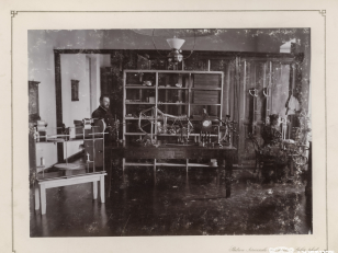 კავკასიის მეაბრეშუმეობის სადგურის ლაბორატორია <br>
კონსტანტინე ზანისის ფოტო <br>
თბილისი, 1900-1905 წლები <br>
Laboratory of the Caucasus Sericulture Station <br>
Photo by Konstantin Zanis <br>
Tbilisi, 1900-1905