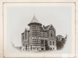 ჩაქვის საუფლისწულო მამული, მუშა-მოსამსახურეების სახლი<br>
კონსტანტინე ზანისის ფოტო <br>
1900-1905 წლები <br>
Chakvi royal estate, house of workers<br>
Photo by Konstantin Zanis <br>
1900-1905