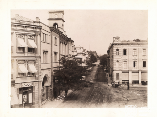 თბილისი, სასახლის ქუჩა<br>
1890-იანი წლები <br>
ალექსანდრე როინაშვილის ფოტო <br>
Tbilisi, Sasakhle street<br>
Tbilisi, 1890s <br>
<br>Alexander Roinashvili's photo<br>