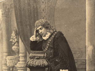 სცენა სპექტაკლიდან „ჰამლეტი“ ლადო მესხიშვილი ჰამლეტის როლში <br>
თბილისი, 1880-იანი წლები <br>
 <br>
Lado Meskhishvili as Hamlet from the play "Hamlet"<br>
Tbilisi, 1880s <br>
<br>Alexander Roinashvili's photo<br>