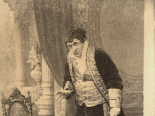 სცენა სპექტაკლიდან „ყაჩაღები“, ლადო მესხიშვილი როლში 
<br>
თბილისი, 1882 წელი <br>
 <br>
Lado Meskhishvili in a role from the play "Kachagebi"  („Rubbers“)<br>
Tbilisi, 1882 <br>
<br>Alexander Roinashvili's photo<br>