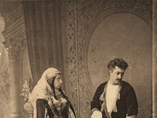 სცენა სპექტაკლიდან „სამშობლო“.  ლადო მესხიშვილი და მაკო საფაროვა როლებში.<br>
თბილისი, 1882 წელი <br>
ალექსანდრე როინაშვილის ფოტო <br>
A scene from the play "Samshoblo". Lado Meskhishvili and Mako Sapharova in the roles<br>
Tbilisi, 1882<br>
Alexander Roinashvili's photo <br>