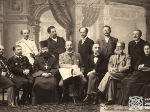 გაზეთ „კავკაზის“ რედაქციის თანამშრომლები<br>
თბილისი, 1890-იანი წლები  <br>
ალექსანდრე როინაშვილის ფოტო<br>
 <br>
Employees of the editorial office of "Kavkazi" newspaper <br>
Tbilisi, 1890s <br>
Photo by Alexander Roinashvili