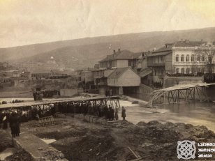 თბილისი, დაზიანებული ხიდი მტკვარზე<br>
1892 წელი <br>
ალექსანდრე როინაშვილის ფოტო <br>
Tbilisi, damaged bridge over Mtkvari<br>
1892 <br>
<br>Alexander Roinashvili's photo<br>