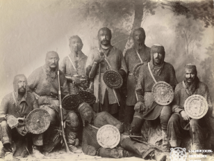 ფშაველების ჯგუფი საბრძოლო აღჭურვილობით <br>
თბილისი, 1898 წელი <br>
ალექსანდრე როინაშვილის ფოტო <br>
A group of Pshavelians with military equipment <br>
Tbilisi, 1898
Alexander Roinashvili's photo