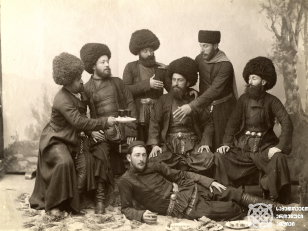 ცნობილი მოკრივე ნიკალა ცაცანაშვილი (მარცხნიდან მეოთხე), წინა პლანზე–თავარძლიშვილი
<br>
თბილისი, 1890-იანი წლები <br>
ალექსანდრე როინაშვილის ფოტო <br>
Famous boxer Nikala Tsatsanashvili (fourth from the left), Tavardzhishvili in the foreground<br>
1890s <br>
<br>Alexander Roinashvili's photo<br>