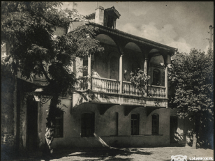 ქართული აივნიანი სახლი<br>
კონსტანტინე ზანისის ფოტო <br>
1920 წელი <br>
Georgian house with a balcony, Tbilisi <br>
Photo by Konstantin Zanis <br>
1920