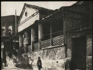 სახლი ძველ თბილისში<br>
კონსტანტინე ზანისის ფოტო <br>
1925 წელი <br>
House in old Tbilisi <br>
Photo by Konstantin Zanis <br>
1925