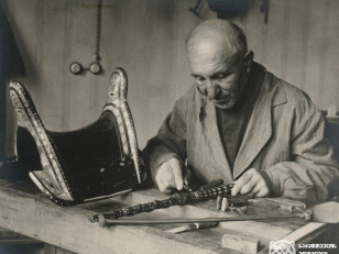 ინკუსტრატრირების ოსტატი მუშაობას. თბილისი <br>
კონსტანტინე ზანისის ფოტო <br>
1923 წელი <br>
<br>
Encrustation master working. Tbilisi <br>
Photo by Konstantin Zanis <br>
1923
