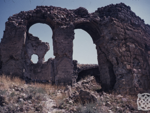 ბანა. IX საუკუნე <br>
ტაო-კლარჯეთი <br>
ვანო ქიქოძის ფოტოკოლექცია <br>
[1950-1970]<br> 

Bana. 9th century <br>
Tao-Klarjeti<br>
From the Vano Kikodze's photo collection