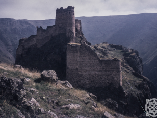 ქაჯისციხე <br>
ტაო-კლარჯეთი <br>
ვანო ქიქოძის ფოტოკოლექცია <br>
[1950-1970]<br> 

Kajistsikhe (Şeytan Castle) <br>
Tao-Klarjeti<br>
From the Vano Kikodze's photo collection