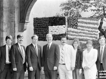 აშშ-ის სახელმწიფო მდივნის ჯეიმს ბეიკერის ვიზიტი საქართველოში, 1992 წლის 26 მაისი. სერგო ედიშერაშვილის ფოტო. დაცულია საქართველოს ეროვნულ არქივში.