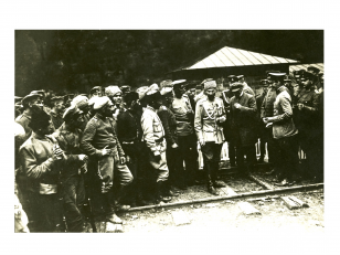 საქართველოს რესპუბლიკის შეიარაღებული ძალების მთავარსარდალი, გენერალი გიორგი კვინიტაძე (შუაში) ქართველ და გერმანელ სამხედროებთან ერთად. <br>
1918 წელი.
<br>
Commander-in-Chief of Georgian army, General Giorgi Kvinitadze (in the center) together with Georgian and German soldiers. <br>
1918.
