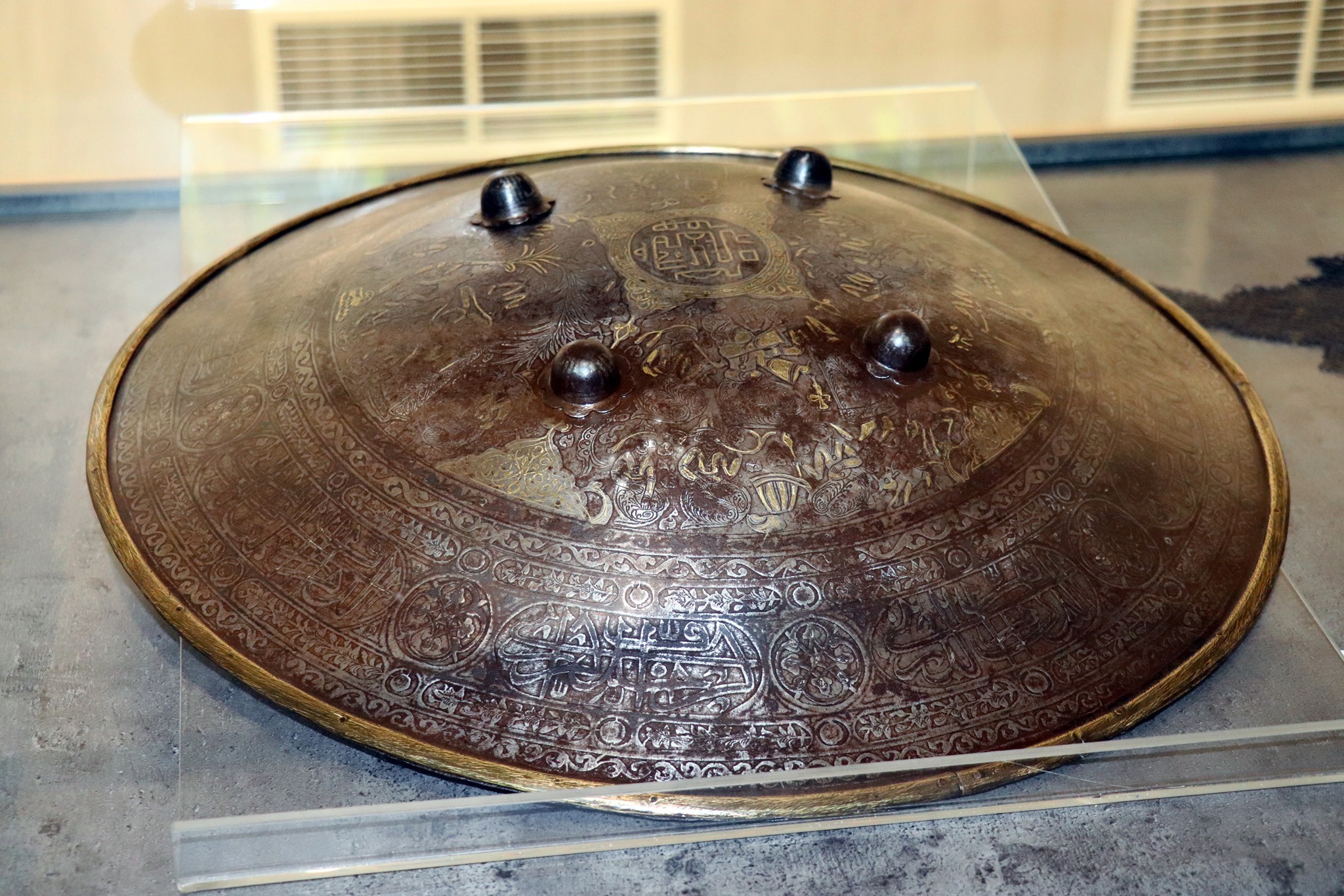 ფარი; ფოლადი, ვერცხლი, თითბერი; ყაჯარული პერიოდი (XVIII-XIX), წარმომავლობა: სპარსული.

სარგის კაკაბაძის საოჯახო არქივიდან

Shield; Steel, silver, brass; Qajar period (XVIII-XIX), Origin: Persian.

From Sargis Kakabadze’s family archive