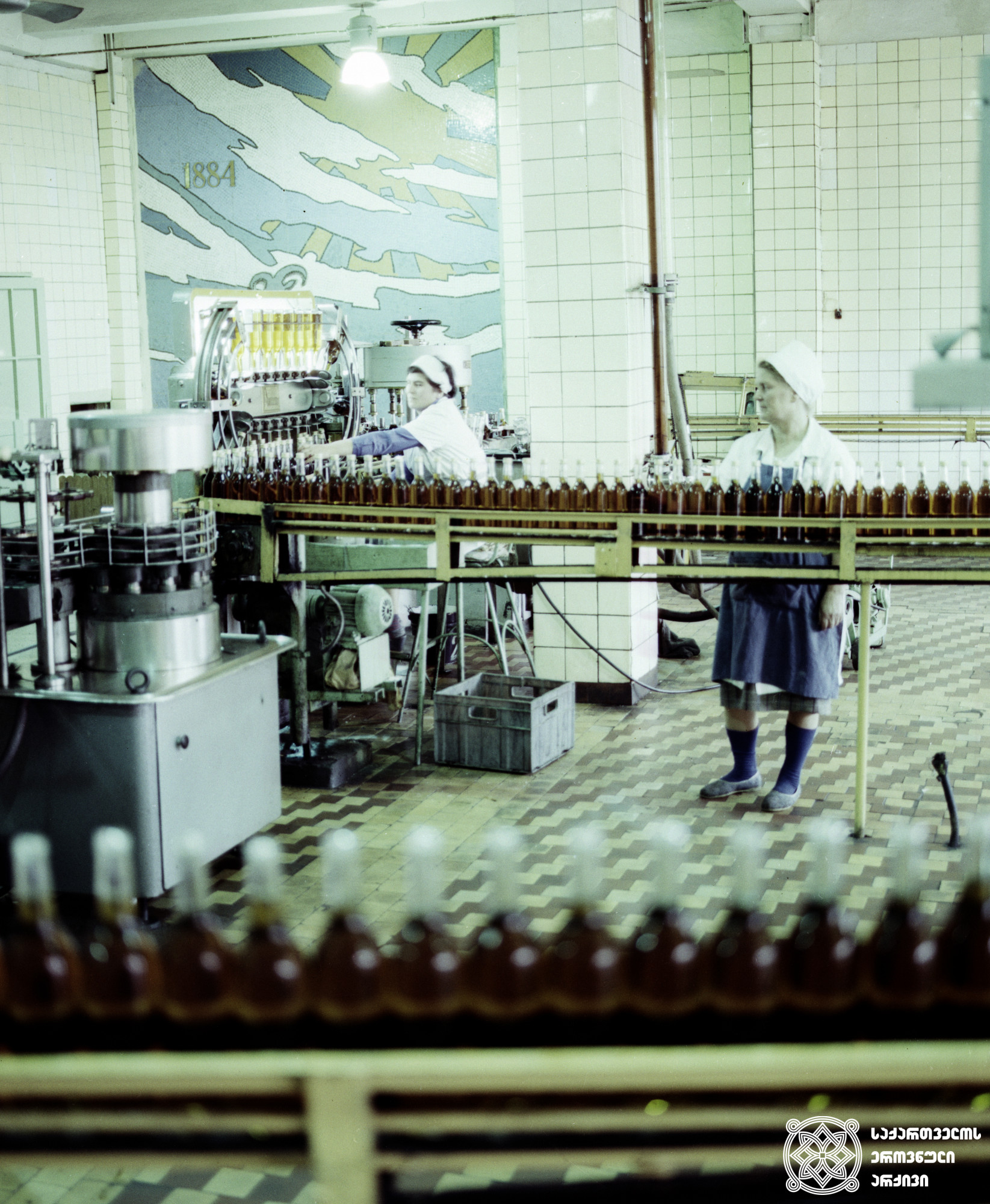 კონიაკის ქარხანა<br>
ფოტო: მალხაზ დათიკაშვილი <br>
1982 წელი
<br>
Brandy factory <br>
Photo by Malkhaz Datikashvili <br>
1982