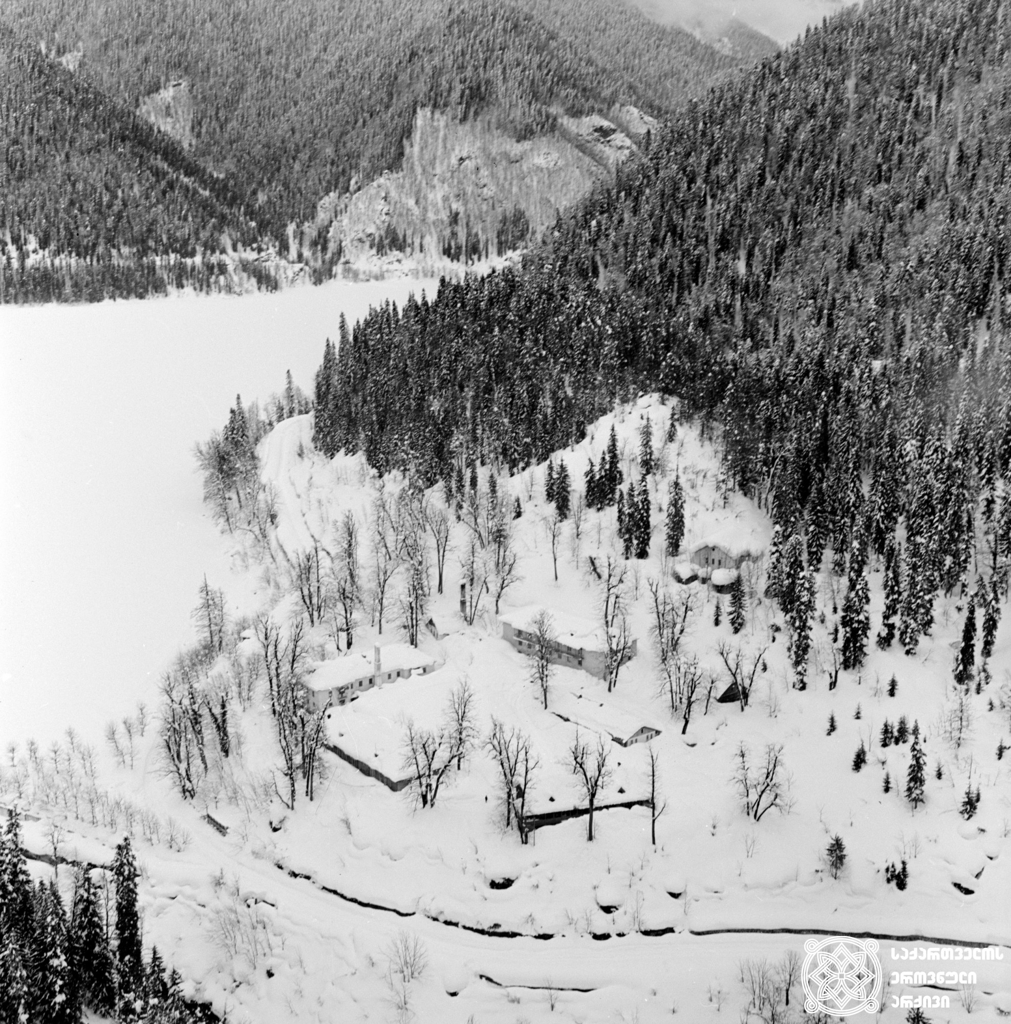 დათოვლილი რიწა, აფხაზეთი, 1976 წელი. <br>
Ritsa covered with snow. Apkhazeti, 1967.